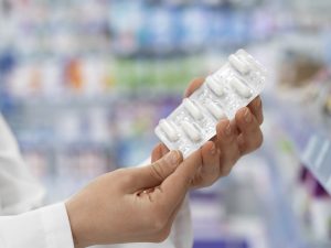 Os remédios para a epilepsia, mesmo disponíveis em farmácias e no SUS, continuam escassos | Foto: Reprodução/Freepik