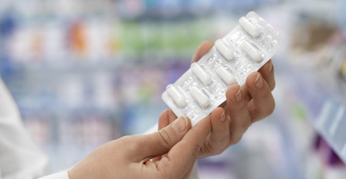 Os remédios para a epilepsia, mesmo disponíveis em farmácias e no SUS, continuam escassos | Foto: Reprodução/Freepik