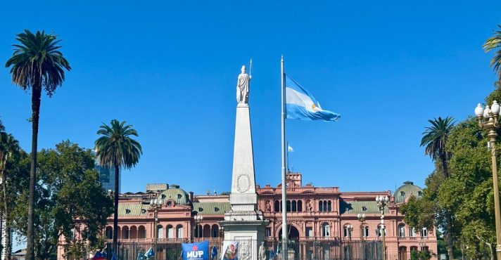 Brasileiros exilados na Argentina caminham perto da Casa Rosada | Foto: Divulgação/Rafael Fontana