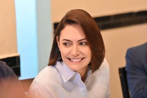 A ex-primeira-dama Michelle Bolsonaro, durante almoço com o presidente do PL, Valdemar Costa Neto — 12/3/2025 | Foto: Ton Molina/Foroarena/Estadão Conteúdo