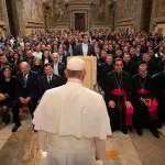 Papa Francisco em encontro com parte dos cardeais que compõem a igreja católica: tendência de lentidão na escolha do sucessor | Foto: Reprodução/Redes sociais