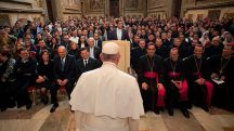 Papa Francisco em encontro com parte dos cardeais que compõem a igreja católica: tendência de lentidão na escolha do sucessor | Foto: Reprodução/Redes sociais