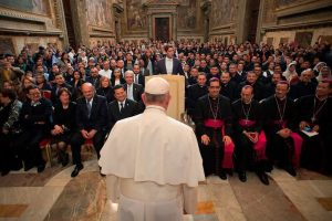 Papa Francisco em encontro com parte dos cardeais que compõem a igreja católica: tendência de lentidão na escolha do sucessor | Foto: Reprodução/Redes sociais