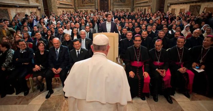 Papa Francisco em encontro com parte dos cardeais que compõem a igreja católica: tendência de lentidão na escolha do sucessor | Foto: Reprodução/Redes sociais