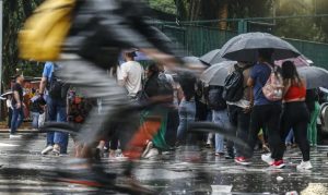 A frente fria se formou entre o fim da noite deste sábado, 12, e a madrugada deste domingo, 13, próximo à costa sul do Uruguai | Foto: Paulo Pinto/Agência Brasil