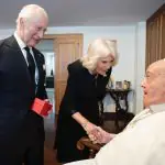 Rei Charles e Camilla visitam papa Francisco no Vaticano
