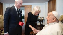 Rei Charles e Camilla visitam papa Francisco no Vaticano