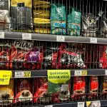 Itens de luxo: café, bacalhau, picanha e azeite ficam trancados em supermercados de SP