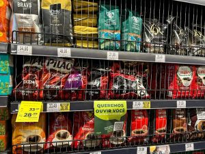 Itens de luxo: café, bacalhau, picanha e azeite ficam trancados em supermercados de SP