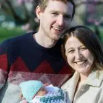 O casal Angus e Grace Davidson com a filha | Foto: Reprodução/Womb Transplant UK