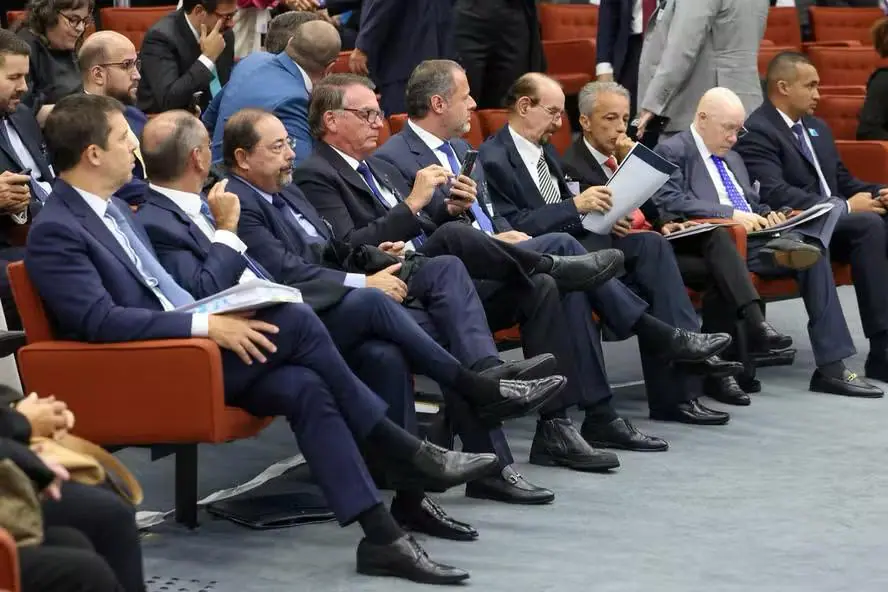 Jair Bolsonaro na primeira fila do plenário do STF