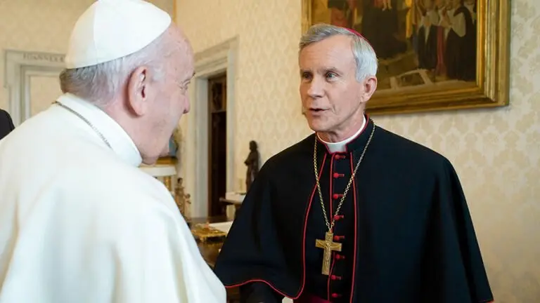 Papa Francisco e o bispo Joseph Strickland | Foto: Reprodução/X