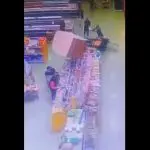 A Polícia Civil de Canoas instaurou um inquérito para investigar se houve imperícia na operação do equipamento no supermercado. No dia do acidente, pessoas próximas ao local rapidamente ajudaram a retirar as caixas sobre a cliente ferida e prestaram os primeiros socorros até a chegada do Serviço de Atendimento Móvel de Urgência (Samu) | Foto: Reprodução/Redes sociais