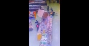 A Polícia Civil de Canoas instaurou um inquérito para investigar se houve imperícia na operação do equipamento no supermercado. No dia do acidente, pessoas próximas ao local rapidamente ajudaram a retirar as caixas sobre a cliente ferida e prestaram os primeiros socorros até a chegada do Serviço de Atendimento Móvel de Urgência (Samu) | Foto: Reprodução/Redes sociais