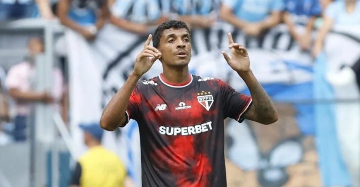 O último compromisso de Luiz Gustavo pelo São Paulo ocorreu na última quarta-feira, 2, quando a equipe enfrentou o Talleres da Argentina pela Copa Libertadores e saiu vitoriosa por 1 a 0 | Foto: Flickr/São Paulo