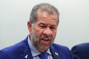 Carlos Lupi em audiência na Câmara dos Deputados