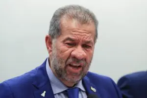 Carlos Lupi em audiência na Câmara dos Deputados