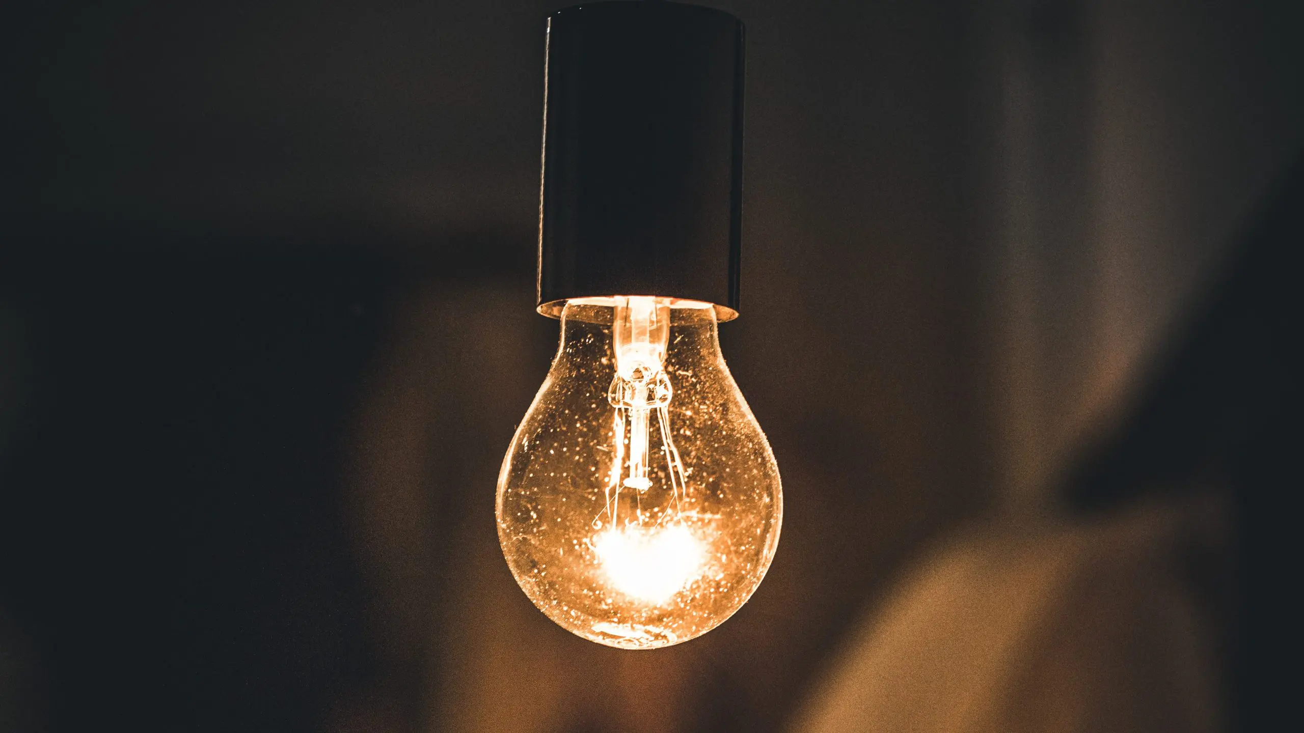 A proposta também prevê isenção total do pagamento da conta de luz para famílias com renda de até meio salário mínimo por pessoa | Foto: Benzoix/Freepik