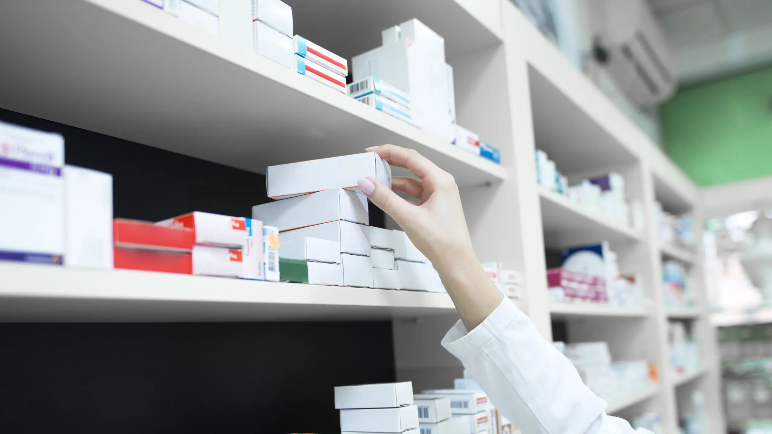 A Sanofi divulgou em seu site um comunicado sobre a transferência dos registros das medicações para a Pharlab | Foto: Aleksandarlittlewolf/Freepik