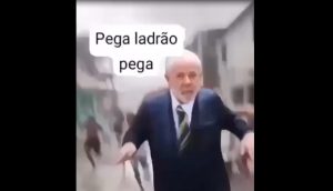 Ao fim do vídeo, um corte abrupto na montagem traz o presidente Lula à cena, correndo pelas ruas do Rio de Janeiro, sendo perseguido por cidadãos inconformados com a situação do país | Foto: Reprodução/Redes sociais