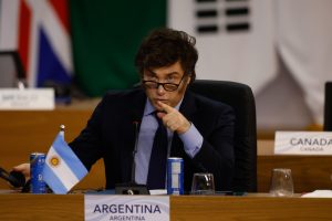 Com o objetivo de transformar a Argentina em um país estável economicamente, Milei anunciou um plano econômico de US$ 20 milhões | Foto: Tânia Rêgo/Agência Brasil