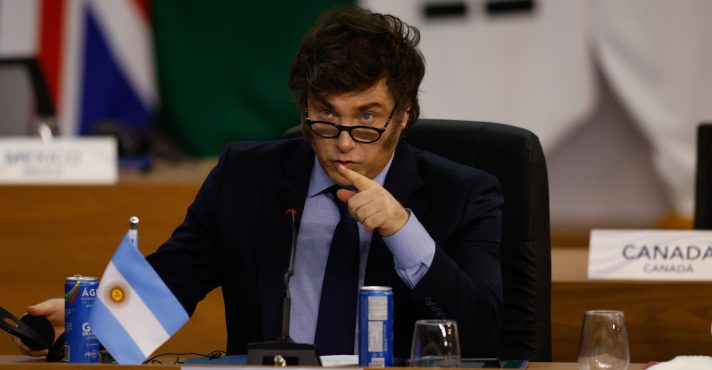 Com o objetivo de transformar a Argentina em um país estável economicamente, Milei anunciou um plano econômico de US$ 20 milhões | Foto: Tânia Rêgo/Agência Brasil