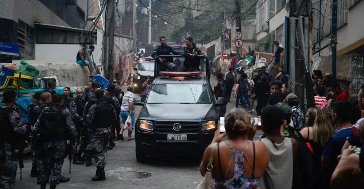A estrutura de exploração operada na comunidade remonta a um modelo miliciano consolidado há mais de três décadas | Foto: Fernando Frazão/Agência Brasil