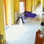Momento em que vândalo joga as imagens dos santos da igreja no chão