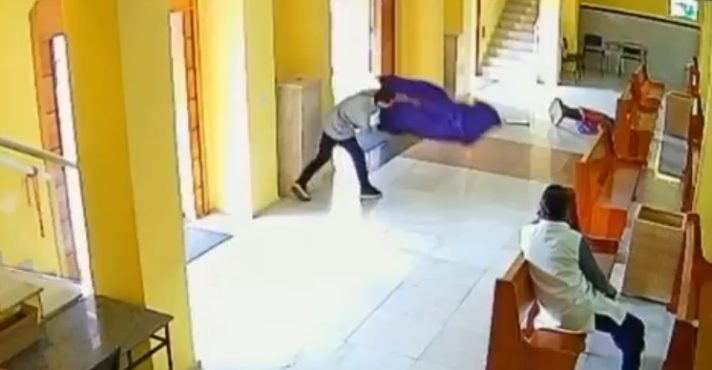 Momento em que vândalo joga as imagens dos santos da igreja no chão