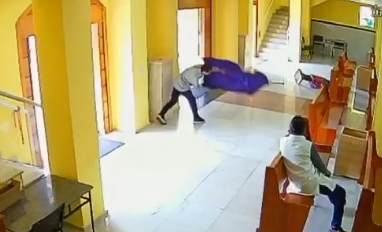 Momento em que vândalo joga as imagens dos santos da igreja no chão