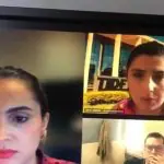 Imagens mostram mulher prestando depoimento à Justiça enquanto era mantida refém na companhia do próprio agressor | Foto: Reprodução/Redes sociais