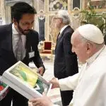 O prefeito Ricardo Nunes, em maio de 2024, em visita ao papa no Vaticano: pedido de benção ao Rio Grande do Sul, que na época foi arrasado pelas chuvas | Foto: Reprodução/Redes sociais