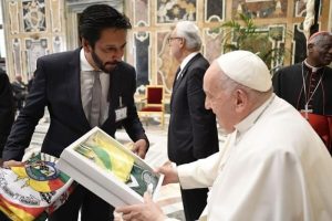 O prefeito Ricardo Nunes, em maio de 2024, em visita ao papa no Vaticano: pedido de benção ao Rio Grande do Sul, que na época foi arrasado pelas chuvas | Foto: Reprodução/Redes sociais