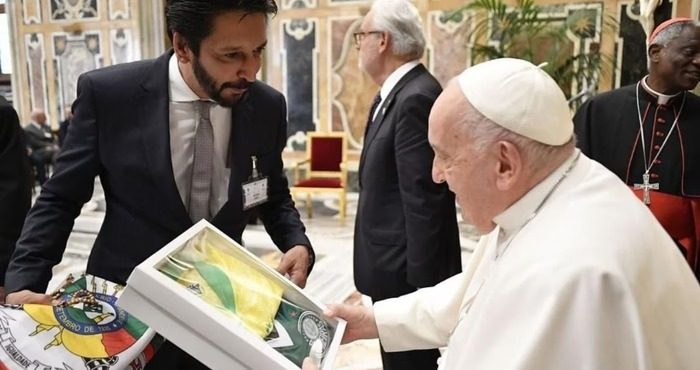 O prefeito Ricardo Nunes, em maio de 2024, em visita ao papa no Vaticano: pedido de benção ao Rio Grande do Sul, que na época foi arrasado pelas chuvas | Foto: Reprodução/Redes sociais