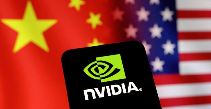 O logotipo da Nvidia e as bandeiras dos EUA e da China são vistos nesta ilustração, tirada em 29 de janeiro de 2025 | Foto: Dado Ruvic/Reuters