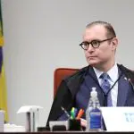 O ministro do STF Cristiano Zanin, que mandou lacrar os celulares: gravação de áudio e vídeo em sessões públicas constitui prerrogativa da advocacia, diz OAB | Foto: Antonio Augusto/STF