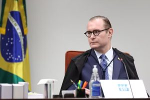 O ministro do STF Cristiano Zanin, que mandou lacrar os celulares: gravação de áudio e vídeo em sessões públicas constitui prerrogativa da advocacia, diz OAB | Foto: Antonio Augusto/STF