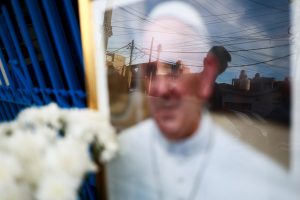 Uma pessoa observa uma imagem do papa Francisco, colocada do lado de fora da Capela da Virgem de Caacupe, depois da morte do pontífice, em Buenos Aires - 24/4/2025 | Matias Baglietto/Reuters