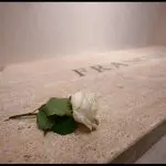 Rosa branca sobre o túmulo de Francisco: despedida do papa é marcada por simbolismos seculares da Igreja Católica | Foto: VaticanNews/Divulgação