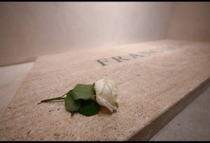 Rosa branca sobre o túmulo de Francisco: despedida do papa é marcada por simbolismos seculares da Igreja Católica | Foto: VaticanNews/Divulgação