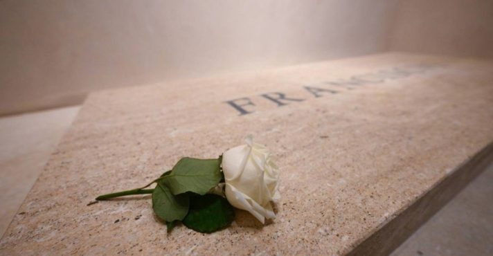 Rosa branca sobre o túmulo de Francisco: despedida do papa é marcada por simbolismos seculares da Igreja Católica | Foto: VaticanNews/Divulgação