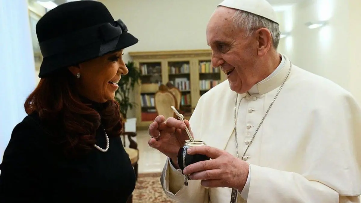O papa Francisco junta de Cristina Kirchner | Foto: Reprodução/X