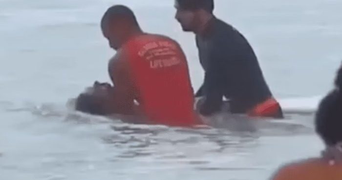 Bombeiros resgatam corpo de surfista em praia de Santos: ondas de até 3 metros de altura e alertas da Defesa Civil | Foto: Reprodução/Twitter/X
