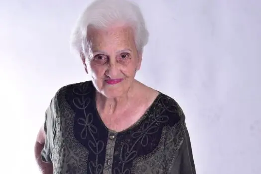 Além de continuar atuando, Claire mantém hobbies como costura, leitura, palavras cruzadas e passeios ao shopping | Foto: Divulgação/Arquivo pessoal