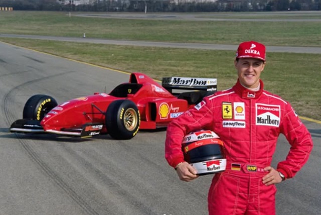 Michael Schumacher assina capacete Jackie Stewart