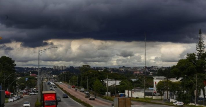 Cidades das regiões Sul e Norte do Brasil devem permanecer em estado de alerta em razão dos riscos de temporais decorrentes de frentes frias que circulam pelo país | Foto: Reprodução/Redes sociais