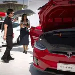 Consumidor observa um dos modelos mais vendidos pela Tesla na China: encomendas para importados estão suspensas | Foto: Reprodução/Twitter/X