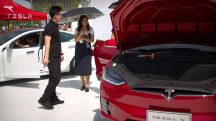 Consumidor observa um dos modelos mais vendidos pela Tesla na China: encomendas para importados estão suspensas | Foto: Reprodução/Twitter/X