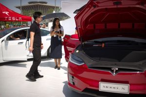 Consumidor observa um dos modelos mais vendidos pela Tesla na China: encomendas para importados estão suspensas | Foto: Reprodução/Twitter/X