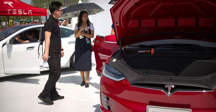 Consumidor observa um dos modelos mais vendidos pela Tesla na China: encomendas para importados estão suspensas | Foto: Reprodução/Twitter/X
